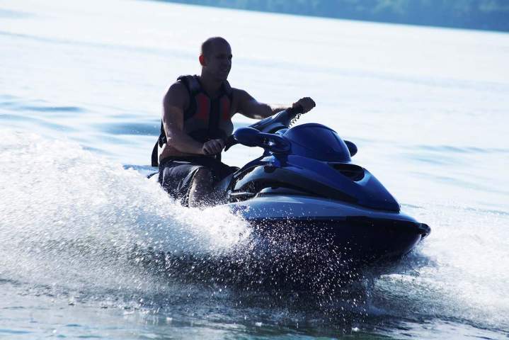 Vivez l’adrénaline du jet ski, domptez les vagues!